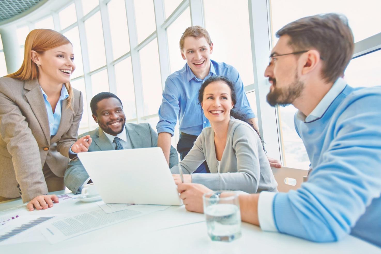 Finanzanalyst bei der Arbeit mit Berichten und Diagrammen